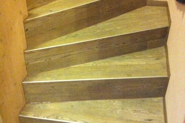 Treppe mit Amtico und Winkelprofilen